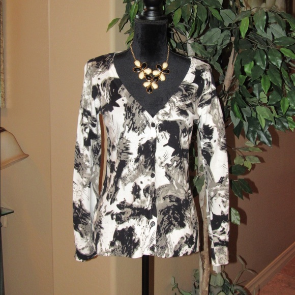 Sweaters - Black & White abstract print sweater